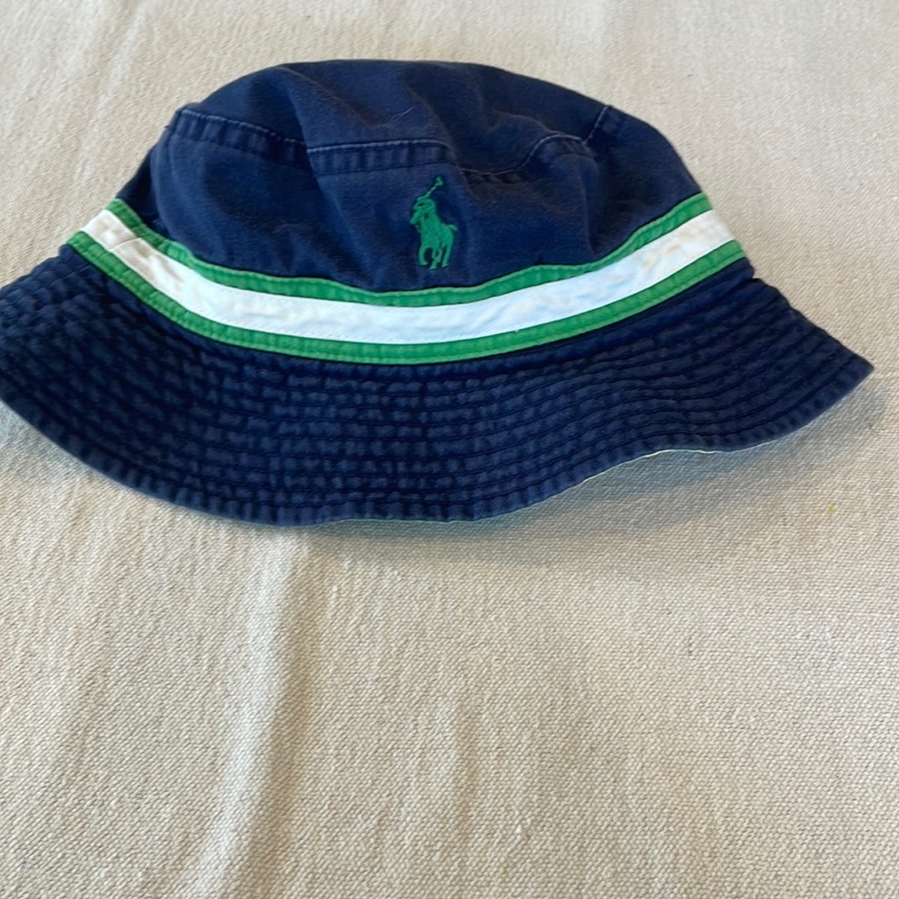 Reversible bucket hat